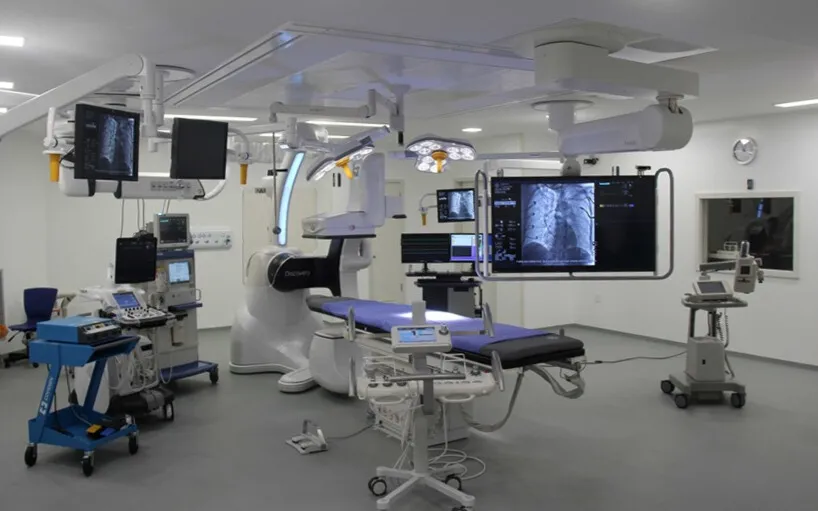 Sala híbrida moderna - estrutura de alta tecnologia para neurocirurgia
