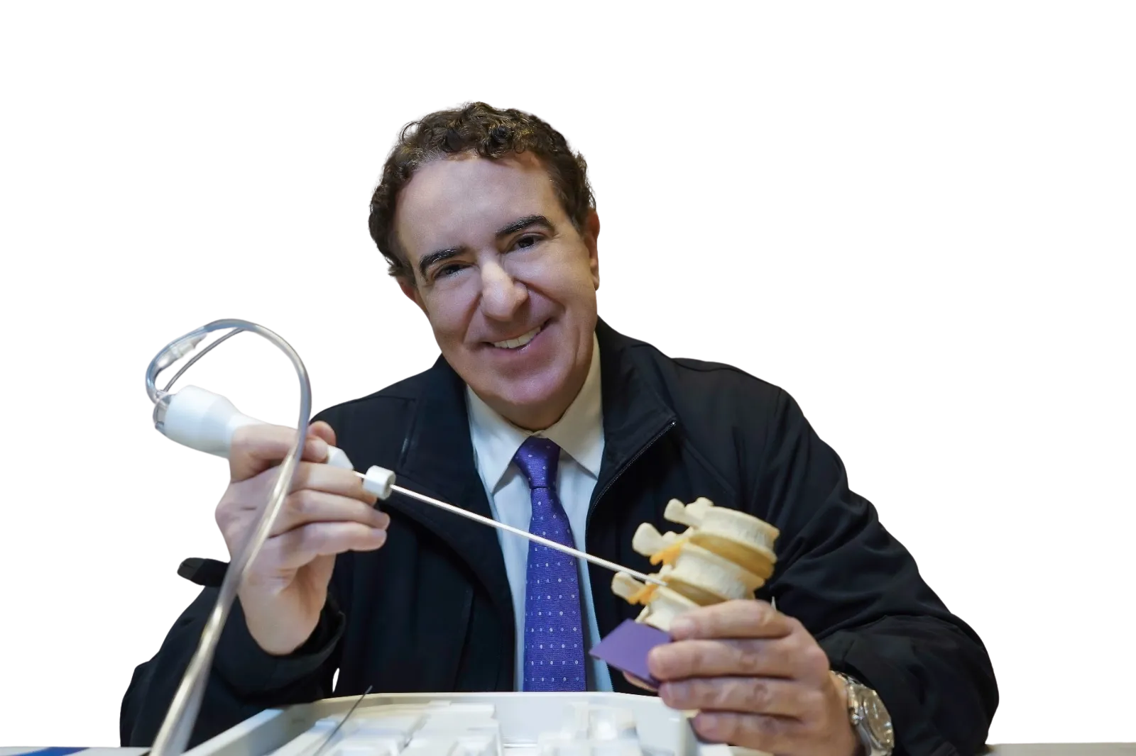 Dr. Marcelo demonstrando modelo anatômico de coluna vertebral no consultório