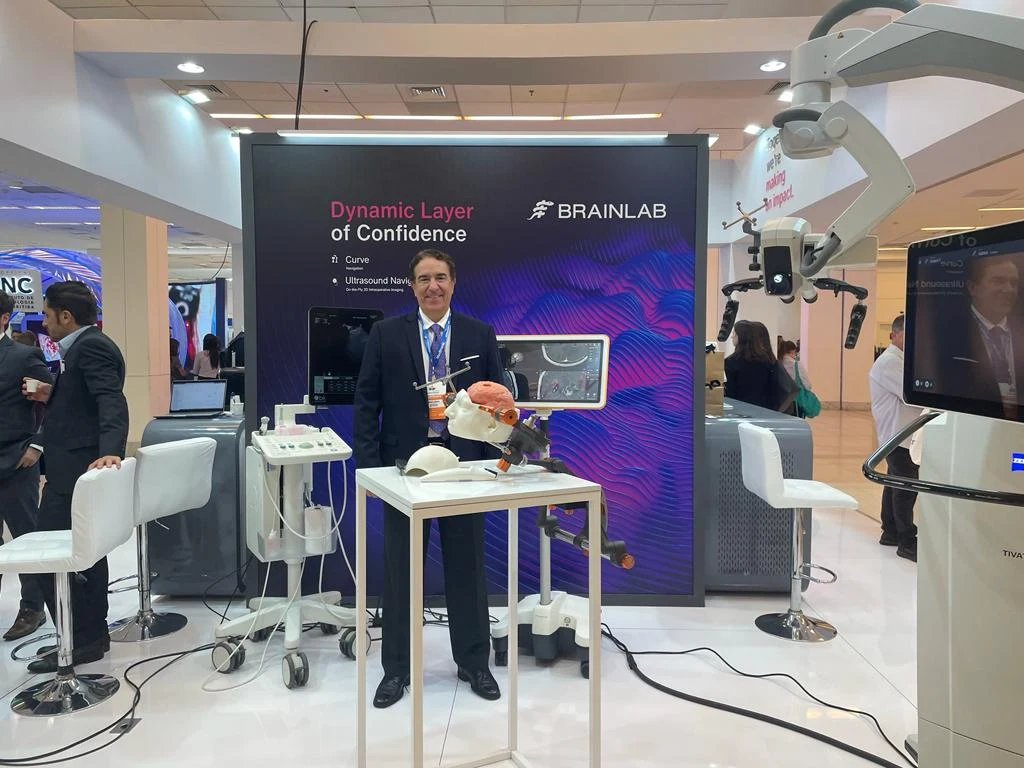 Dr. Marcelo em congresso internacional de neurocirurgia - stand BrainLab