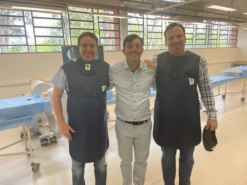 Dr. Marcelo com equipe médica em treinamento hospitalar