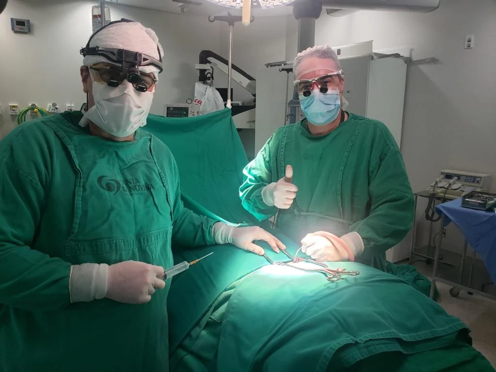 Dr. Marcelo e equipe em procedimento cirúrgico no Hospital Santa Genoveva